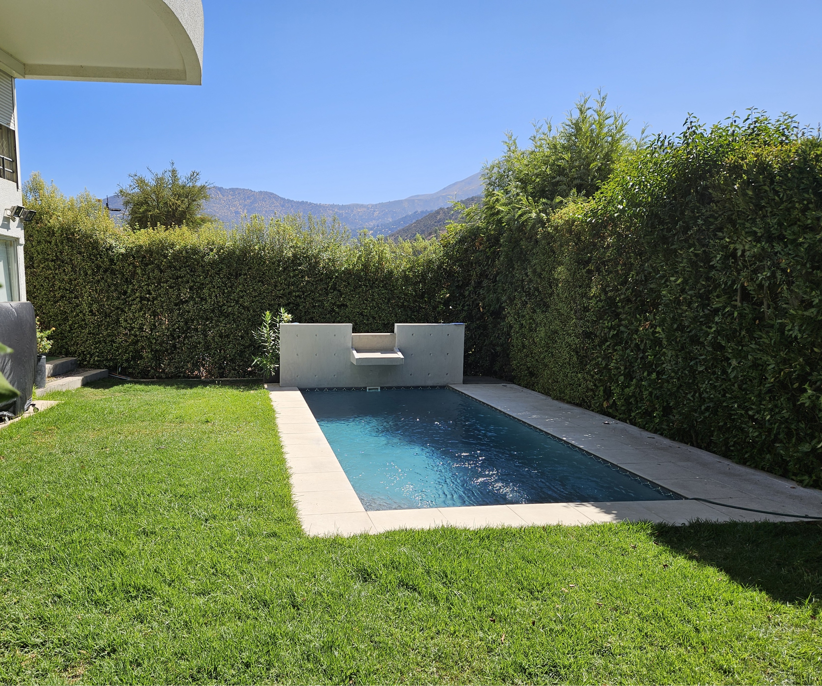 Piscina AcuaNova Gabriel - La Dehesa con vista a la cordillera