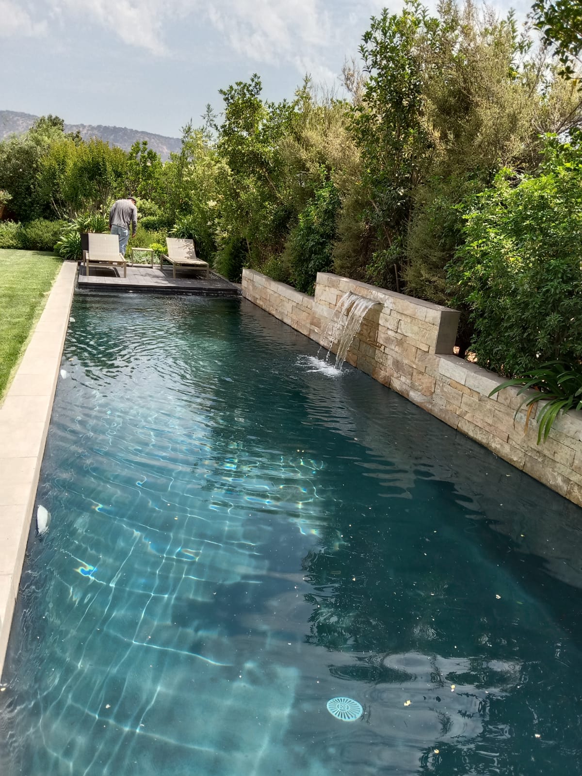 Piscina AcuaNova Mónica con cascada de piedra natural